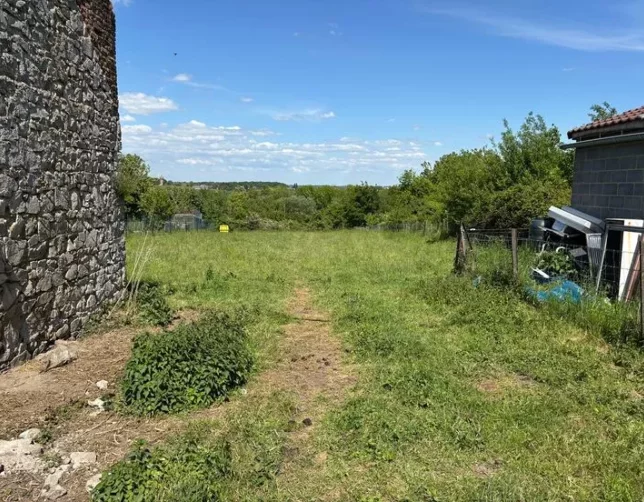 charmant-terrain-100-k-fosses-la-ville.webp